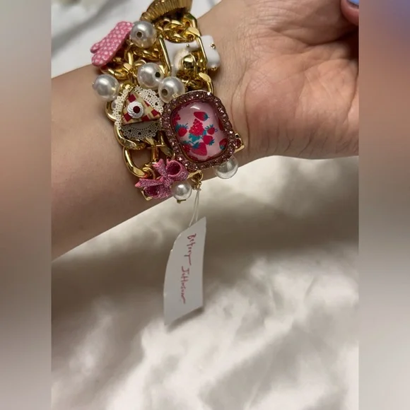 NWT 🧁🍰Betsey Johnson Sweet Bakery Charm Toggle Bracelet - Picture 3 of 12